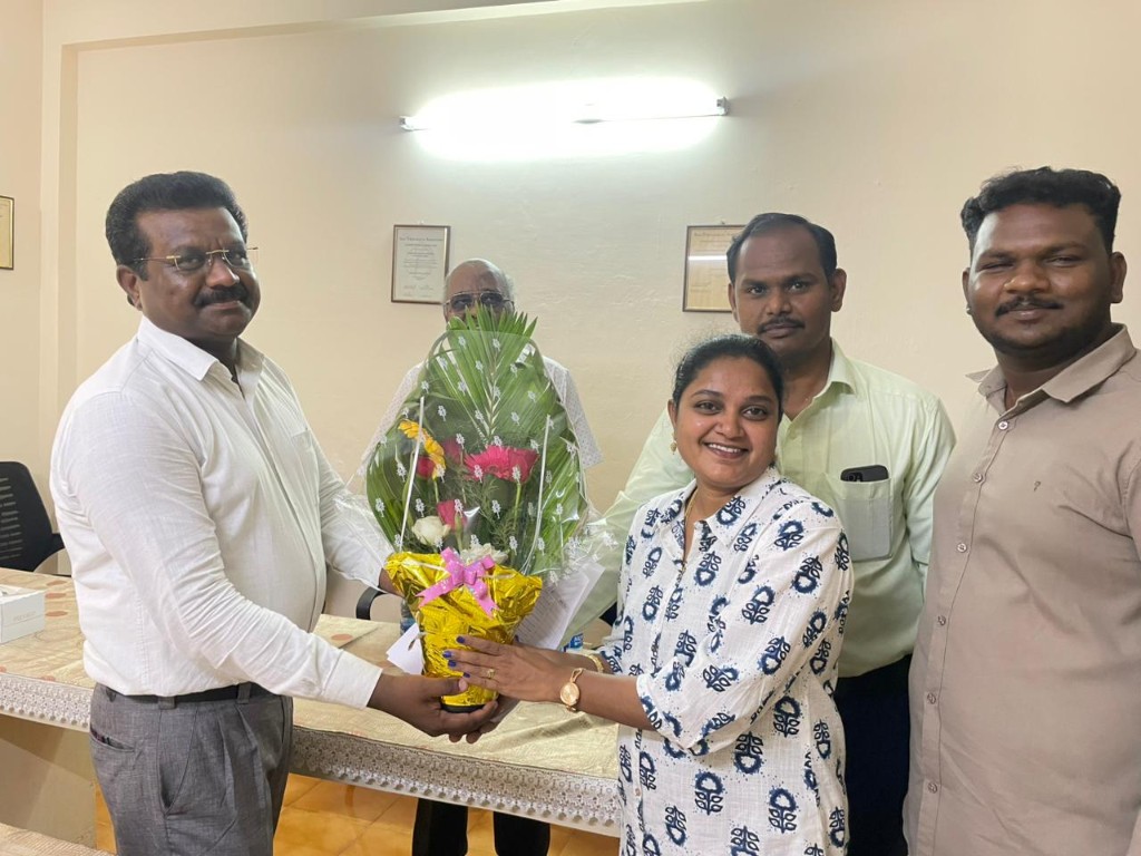 Alumni Spotlight - Flower bouquet presentation