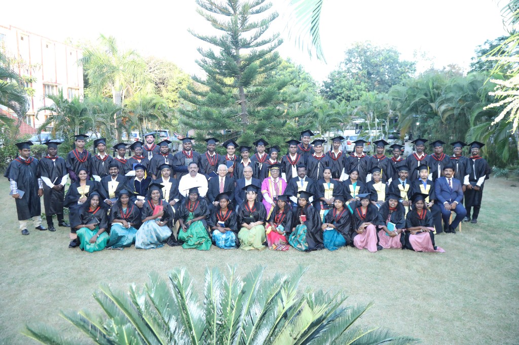Graduation - Graduating class group photo on campus lawn